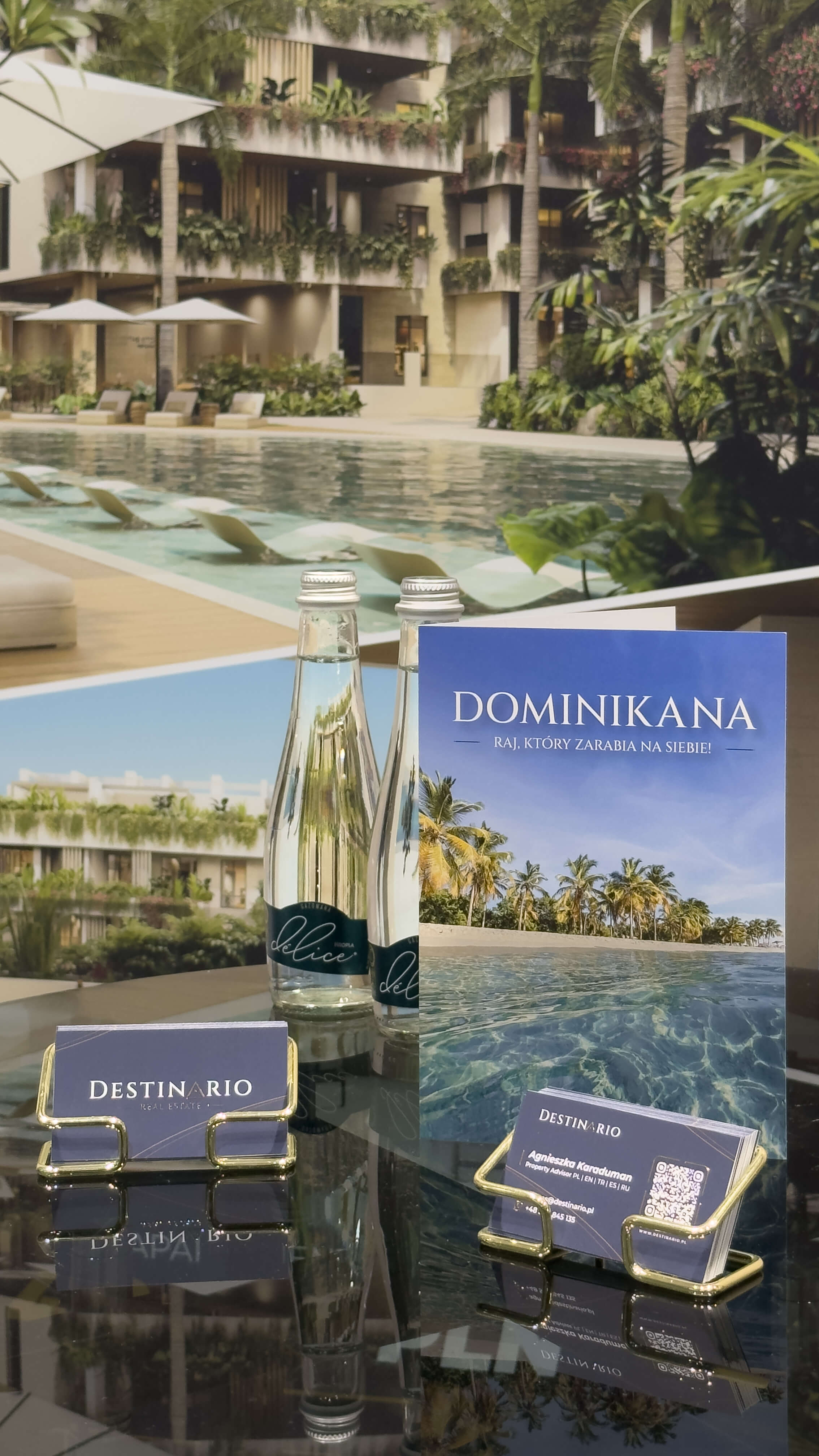 Folder „Dominikana" i wizytówki Destinario na stoliku
